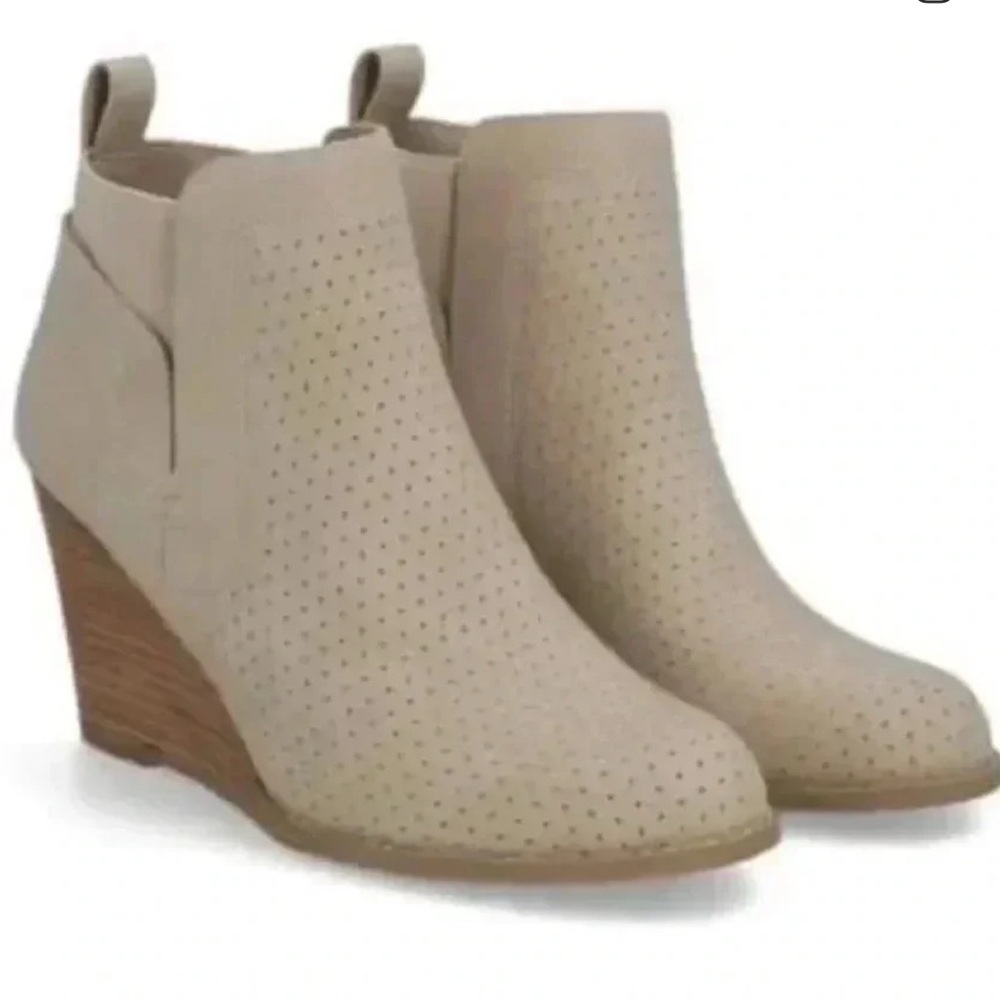 New! DV by Dolce Vita Womens Booties Gerdy Beige Vegan Leather Wedge Sz 6.5